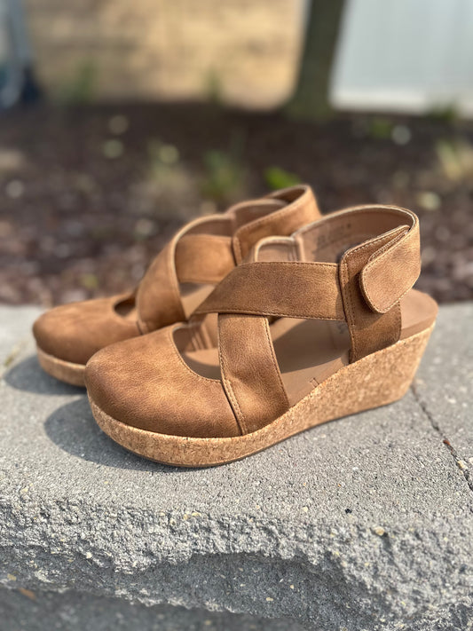 Corky's Case Closed Wedge - Tan
