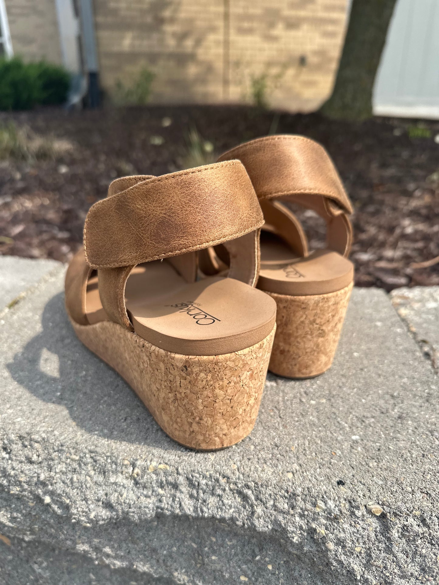 Corky's Case Closed Wedge - Tan
