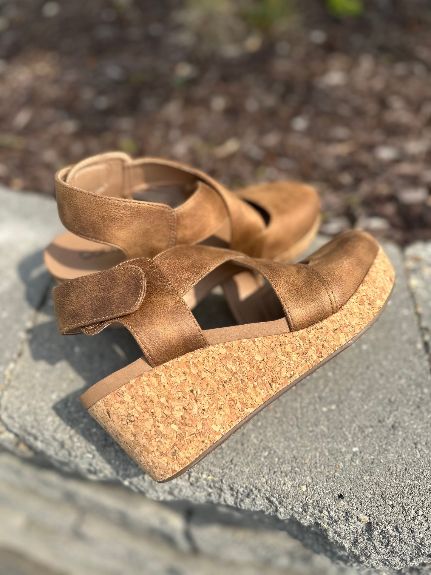 Corky's Case Closed Wedge - Tan